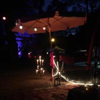 Lager bei Nacht.